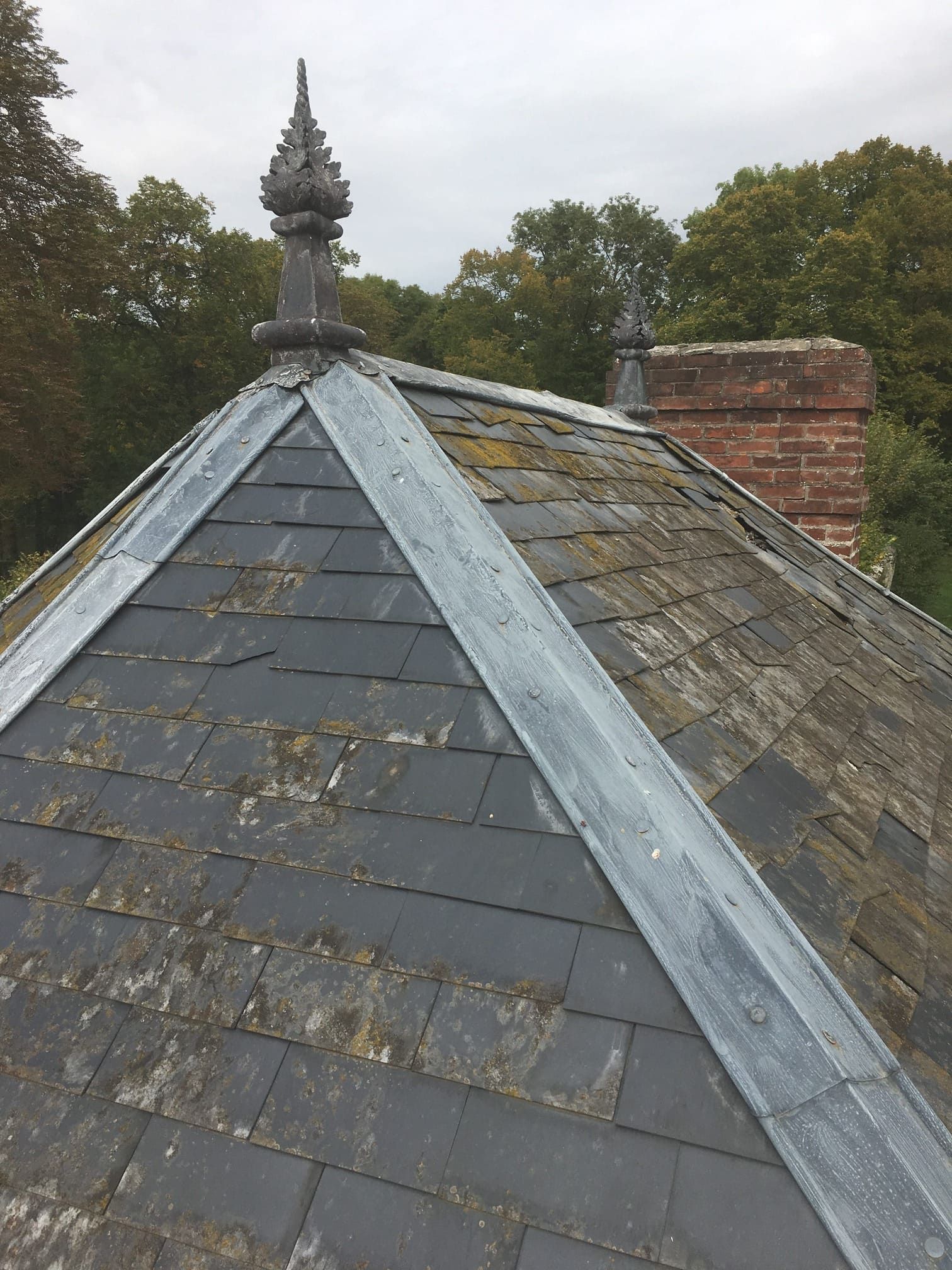 Toiture de pavillon non entretenue