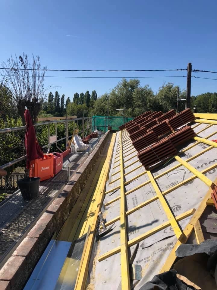 Tuiles à reposer sur un chantier