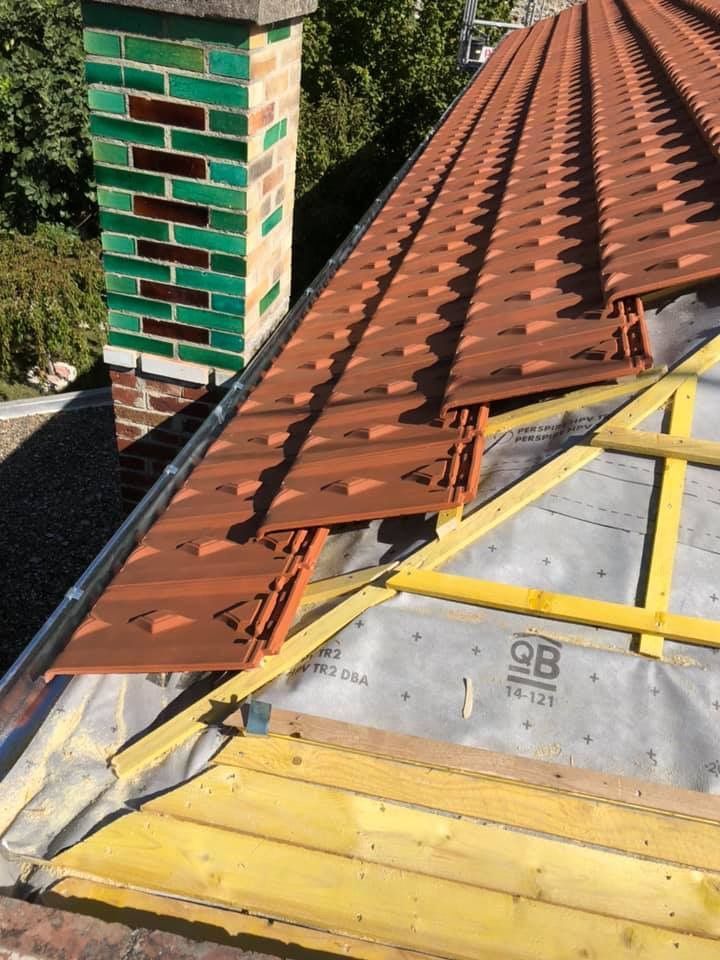 Tuiles en train d'être enlevées sur un chantier