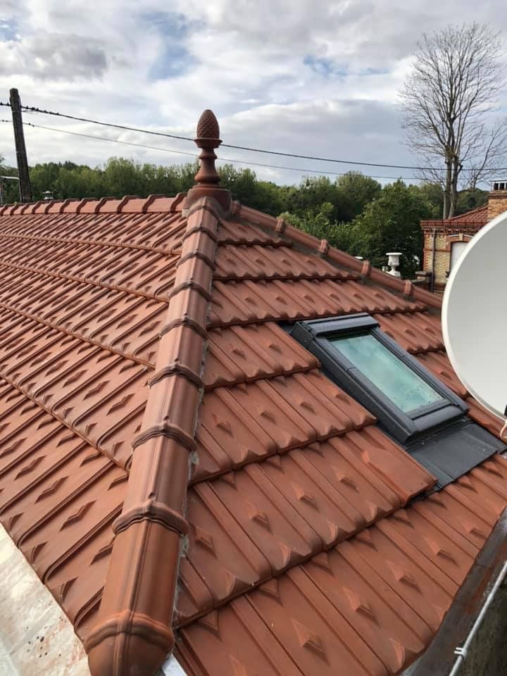 Tuiles et fenêtre de toit posées 