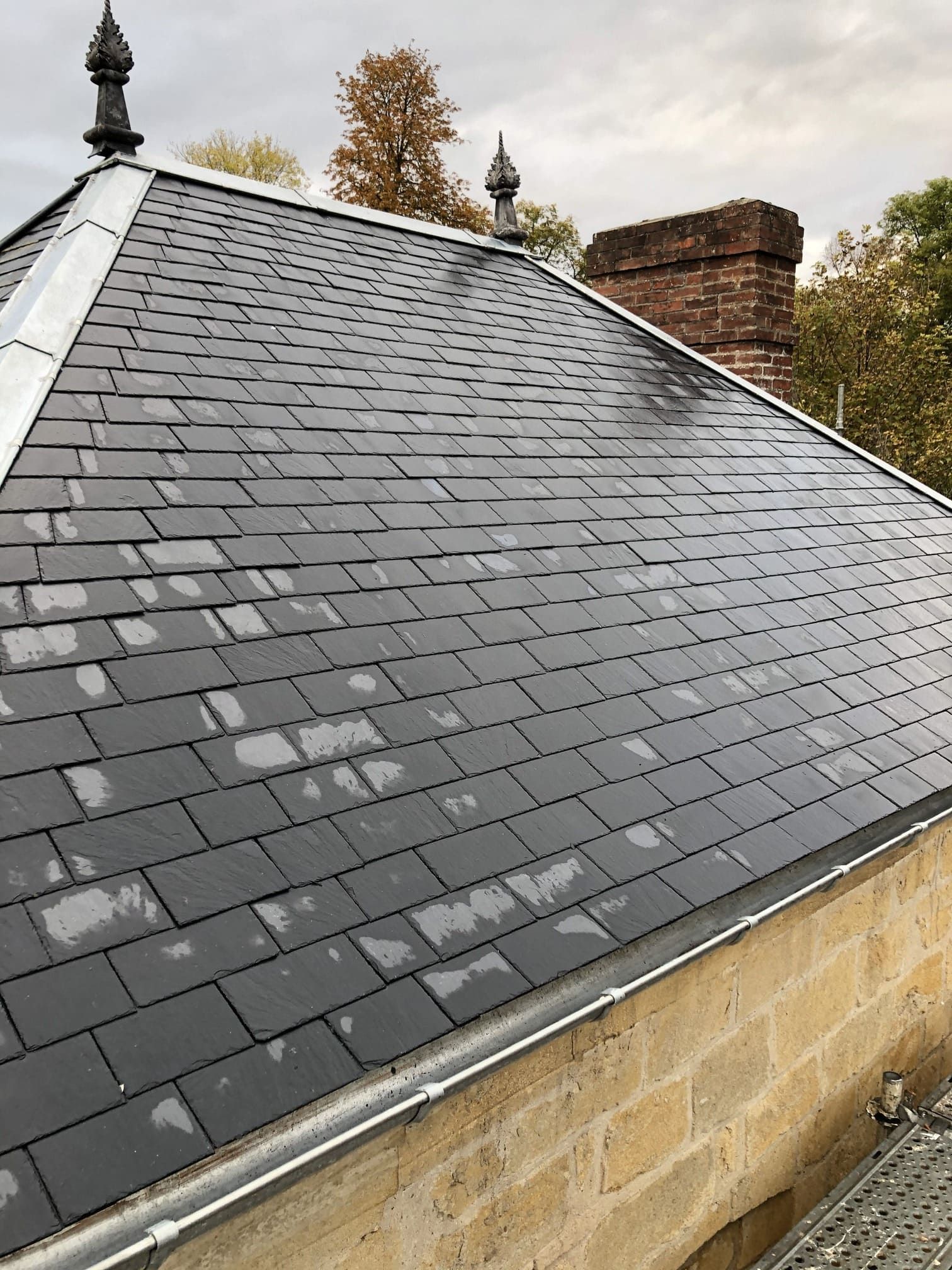 Réfection d'une toiture en ardoise d'un pavillon de château