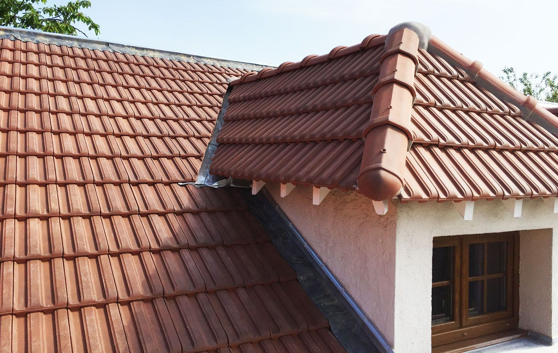 Petit toit de lucarne en tuiles