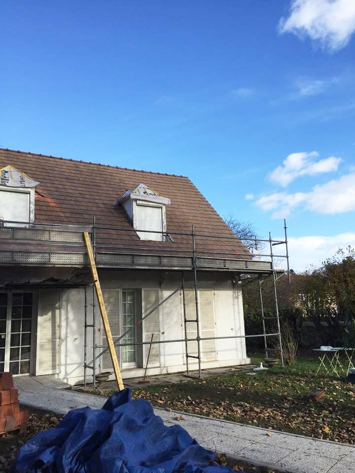 Un chantier de toiture avec un échafaudage