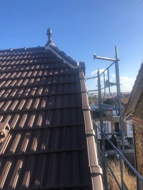 Toiture entièrement rénovée avec tuiles et zinc