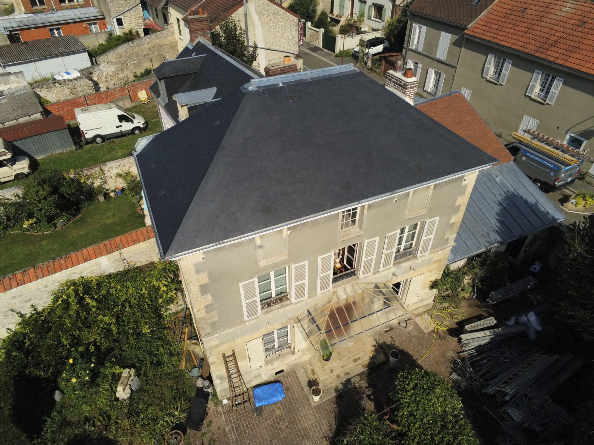 Maison avec toiture en ardoises