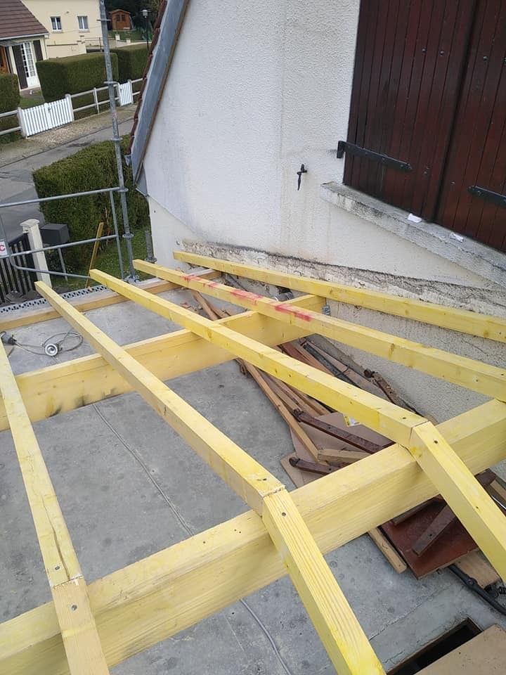 Travaux de charpente sur une petite toiture