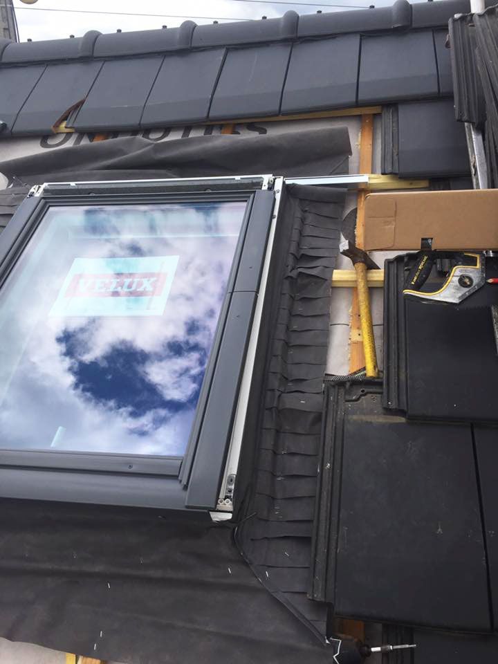 Installation d'une grane fenêtre de toit de la marque Velux