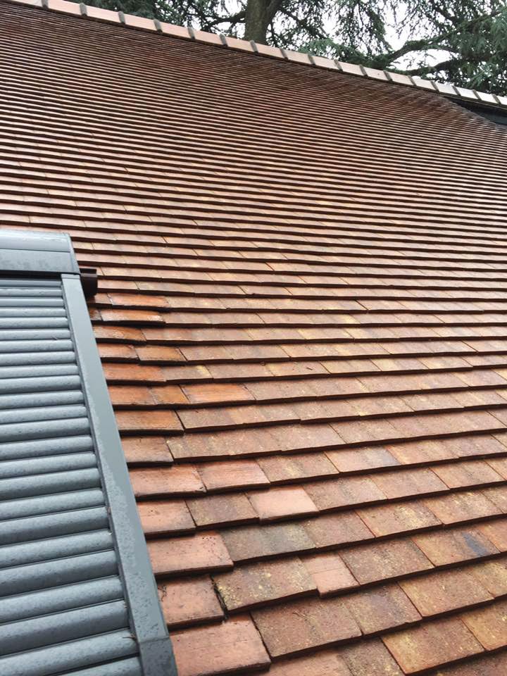 Fenêtre de toit avec volet roulant fermé