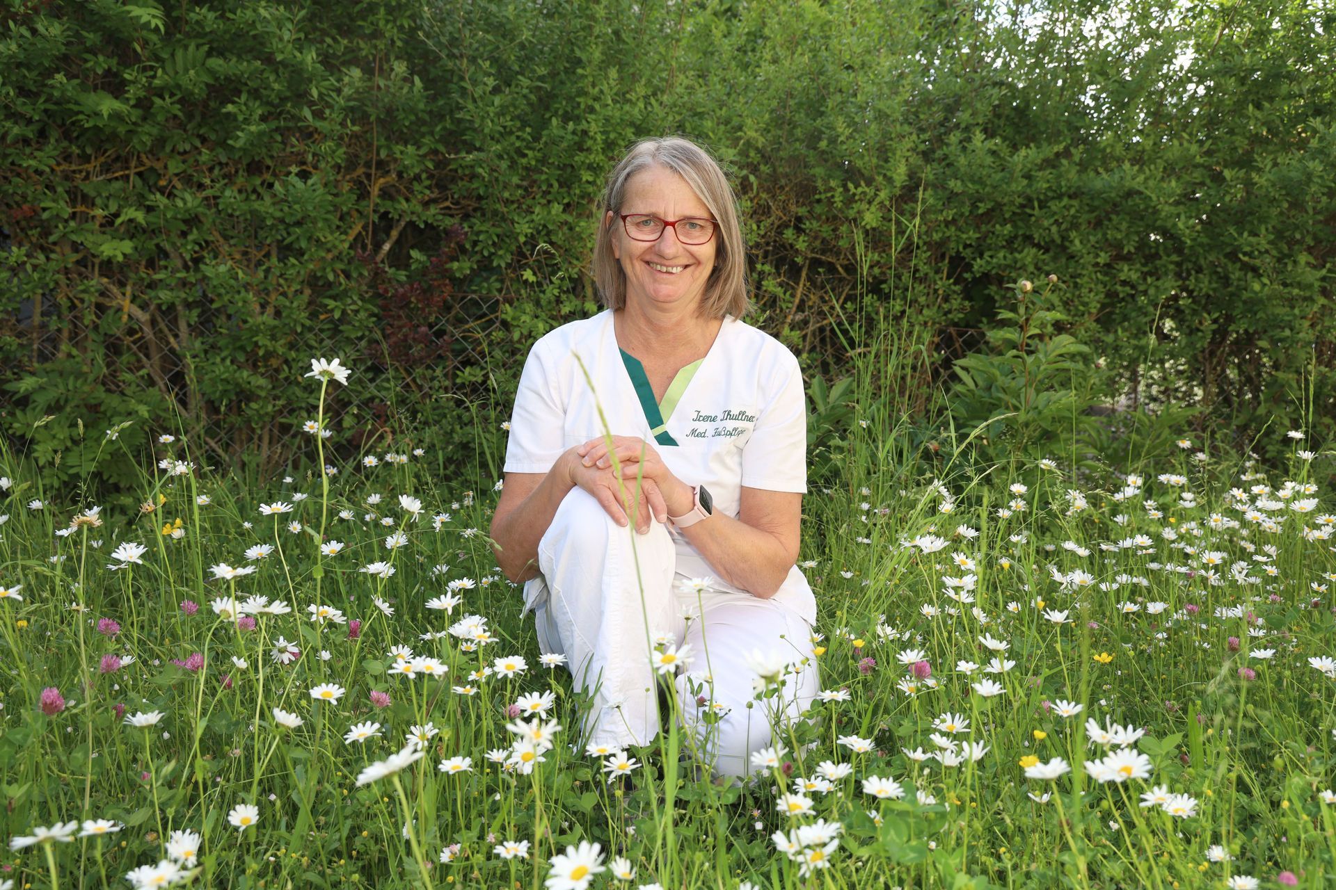 Fußpflegerin Irene Thullner Portraitfoto in Wiese