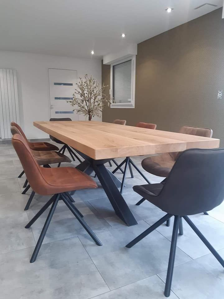 Grande table en chêne massif et pieds en métal