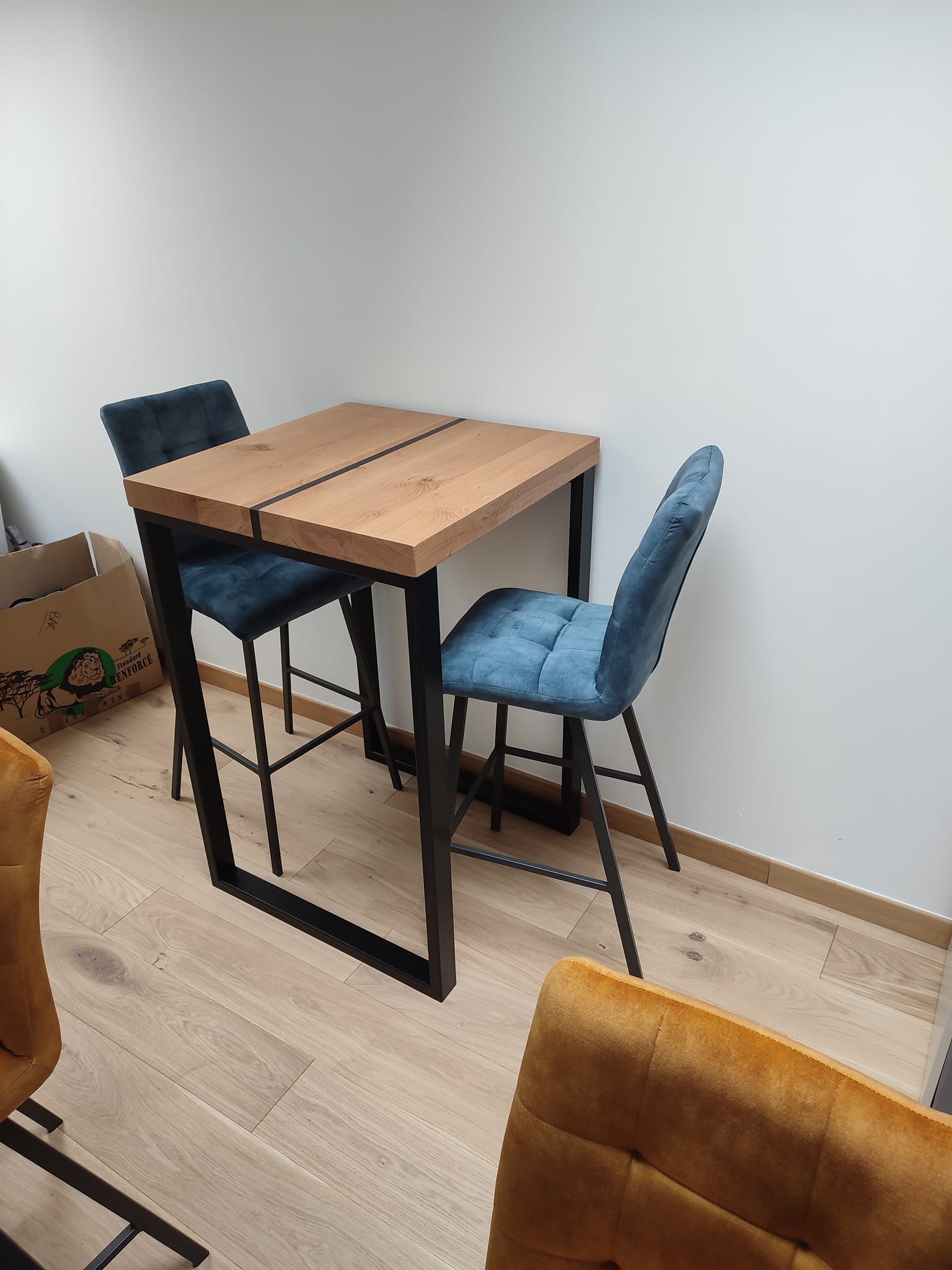 Photo petite table en bois et pieds en métal