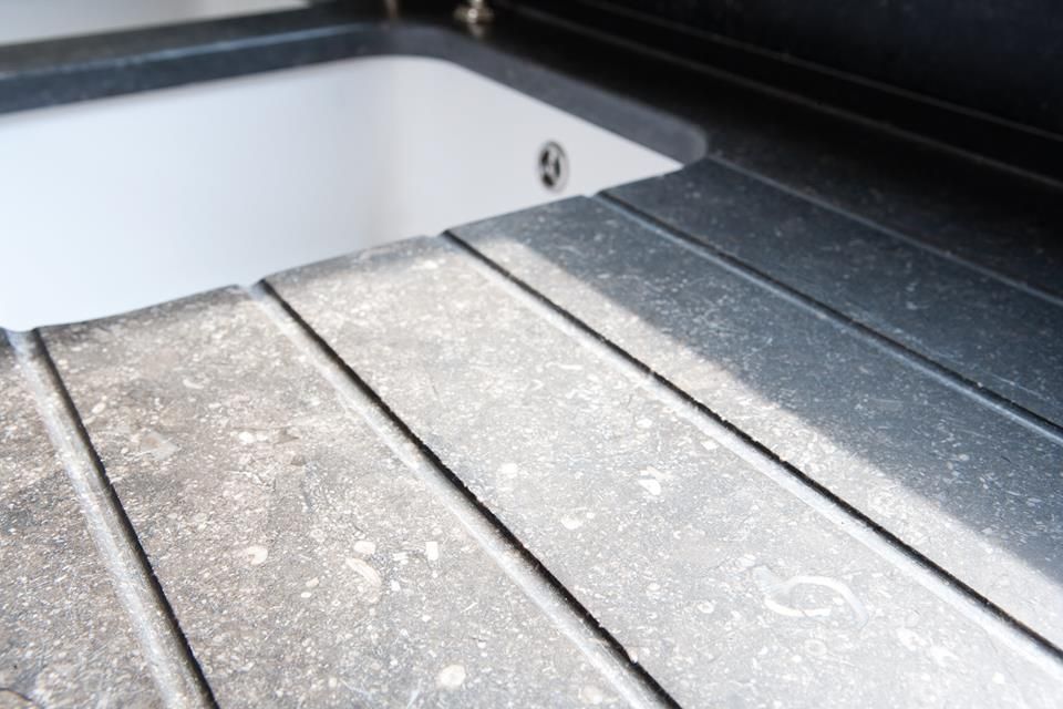 Photo d'un plan de travail et évier en quartz noir