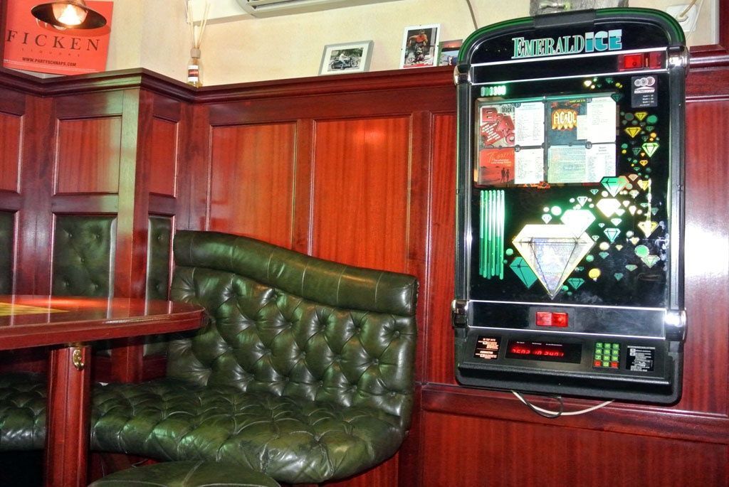 Jukebox und Sitzecke - Pub Pfiff - Rüti ZH