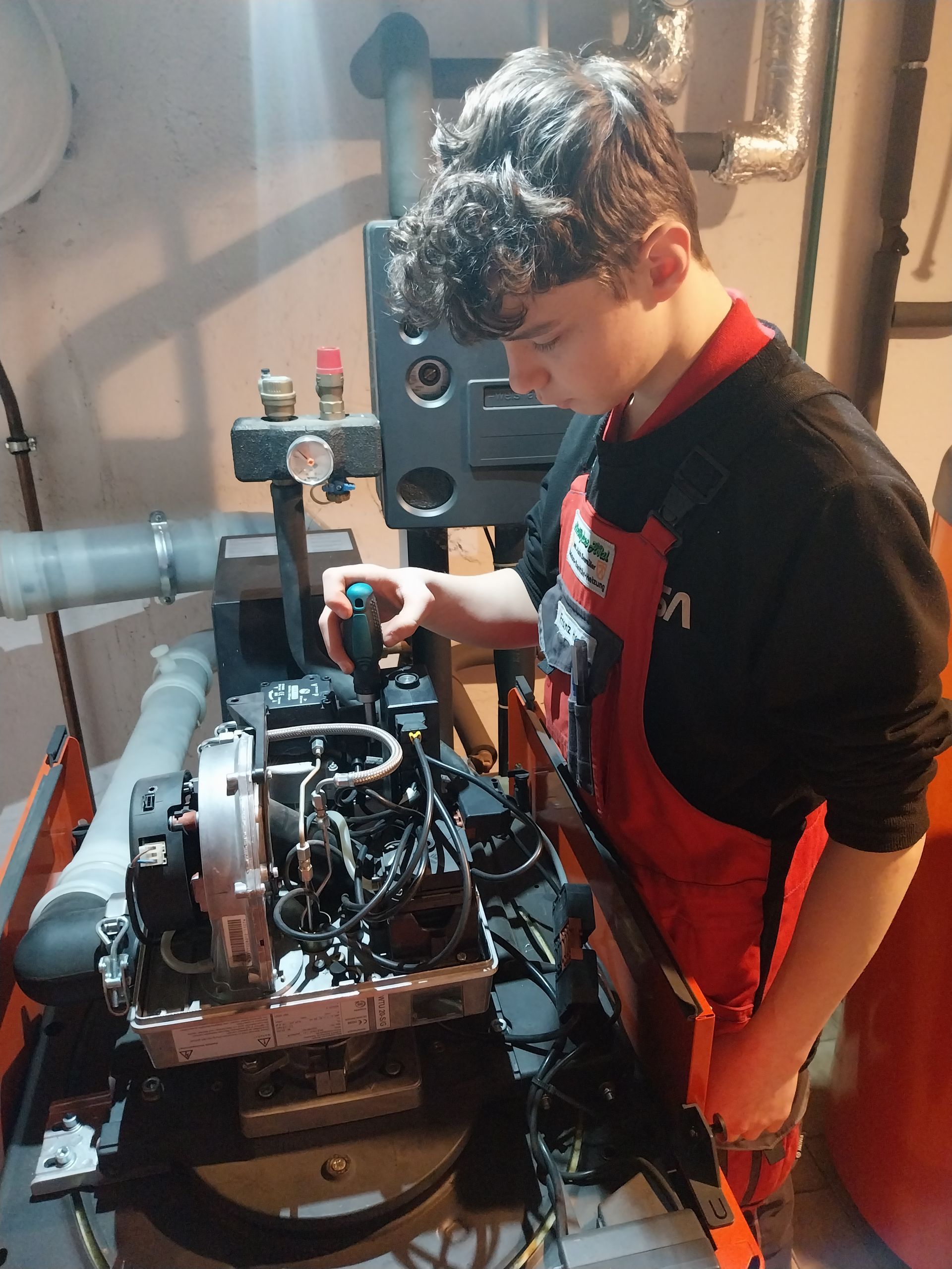 Elektrotechnik-Azubi repariert eine Maschine