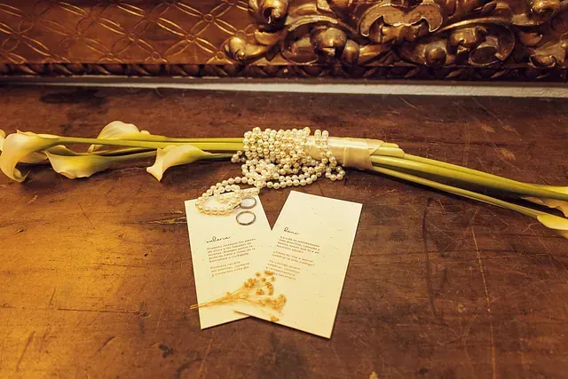 Un ramo de flores y perlas sobre una mesa.