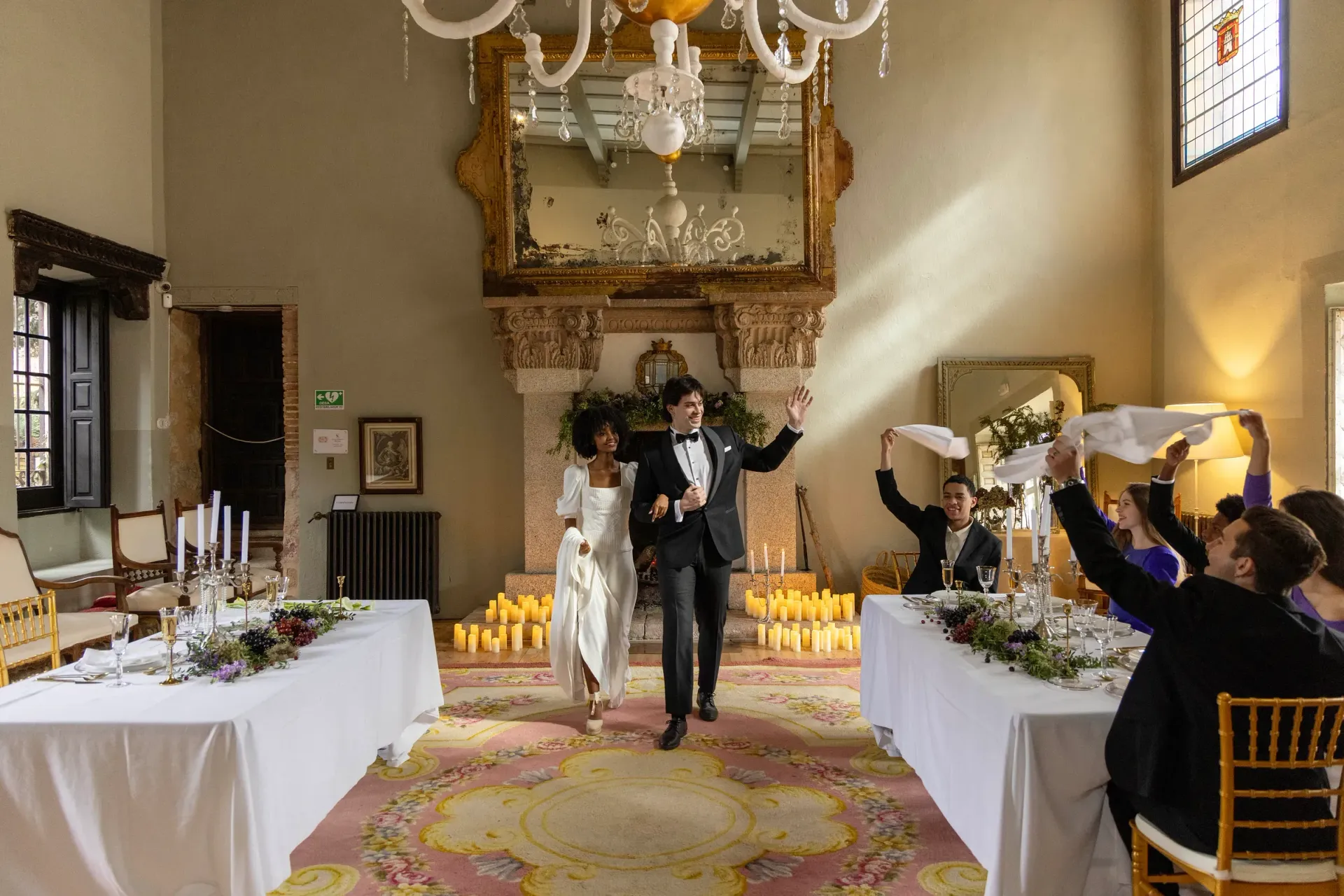 Una novia y un novio caminan por el pasillo en una recepción de boda.