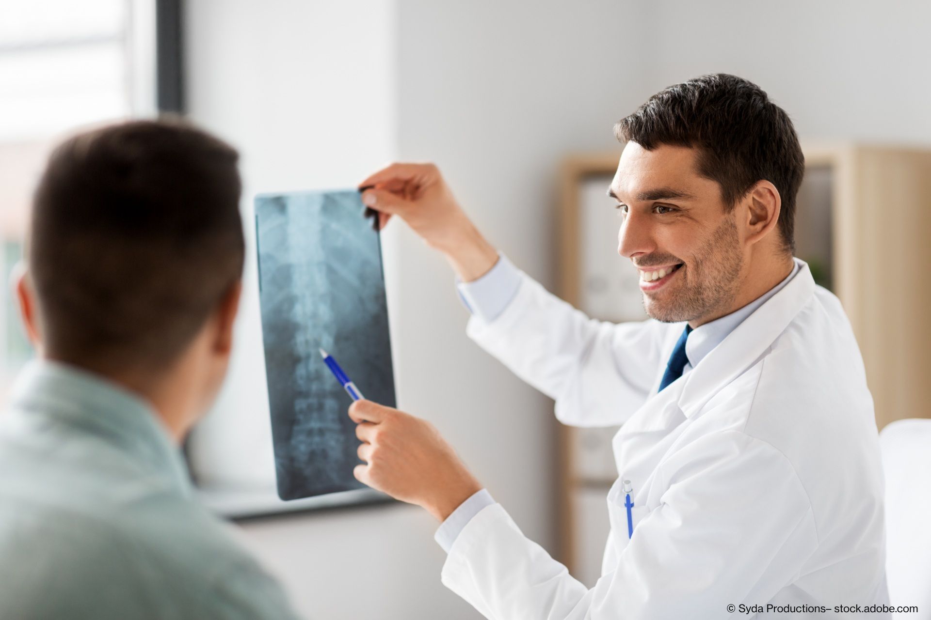 Orthopäde erklärt seinem Patienten ein Röntgenbild
