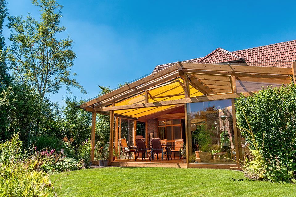 Aus Holz gebauter Wintergarten der Firma Schotten Klaus