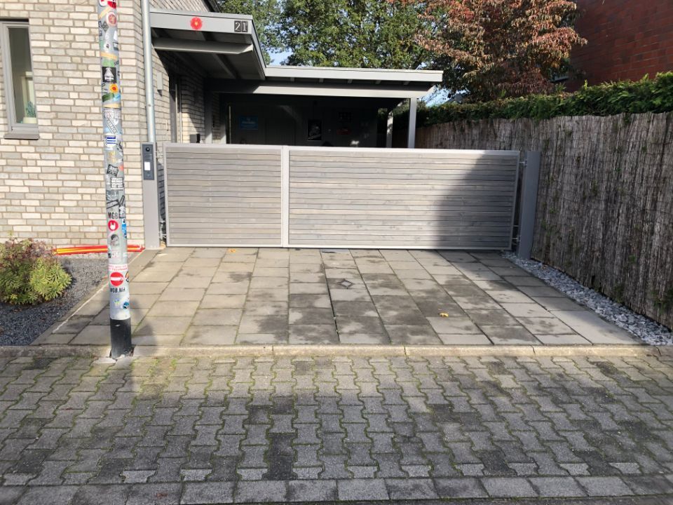 Einfahrtstor aus Holz, gebaut von der Firma Schotten Klaus