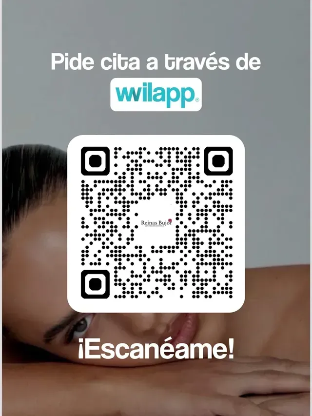 Un código QR superpuesto a un primer plano de un rostro, con un texto que invita a reservar una cita a través de la plataforma Wilapp.