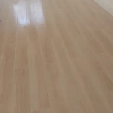 Suelo de madera en tonos claros y brillantes.
