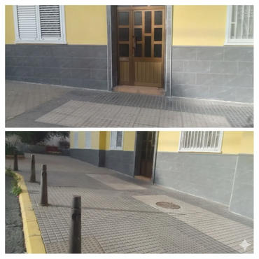 Dos fotos de la entrada de un edificio con acera inclinada. Edificio gris y amarillo con puerta, ventanas y bolardos en la acera.