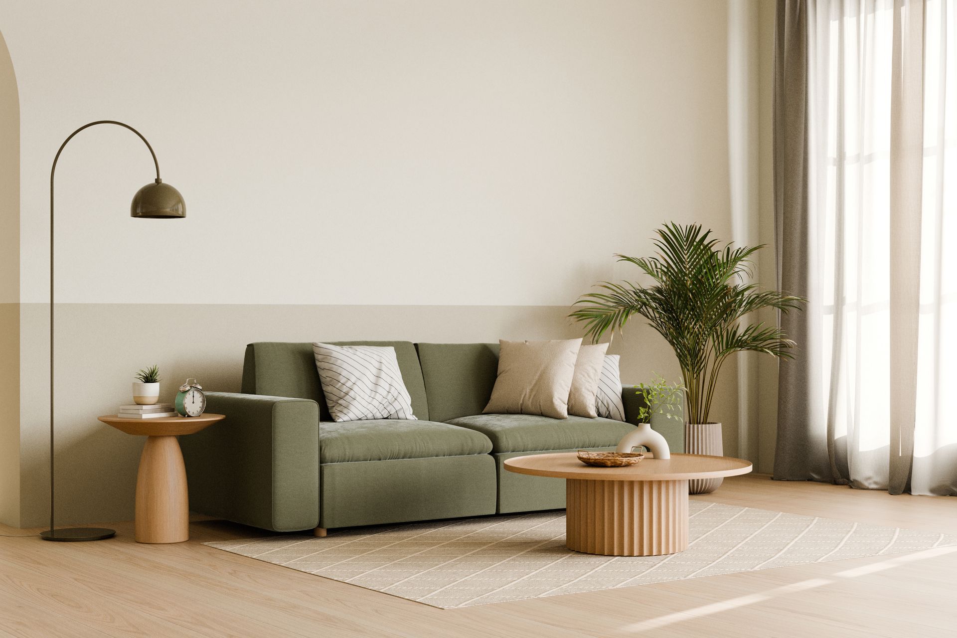 Grünes Sofa in einem neutralen Wohnzimmer mit Holzmöbeln, einer Topfpflanze und einer Stehlampe.