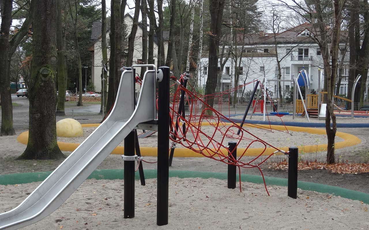 Neugestaltung Falkenplatz mit Spielanlage in Berlin-Konradshöhe