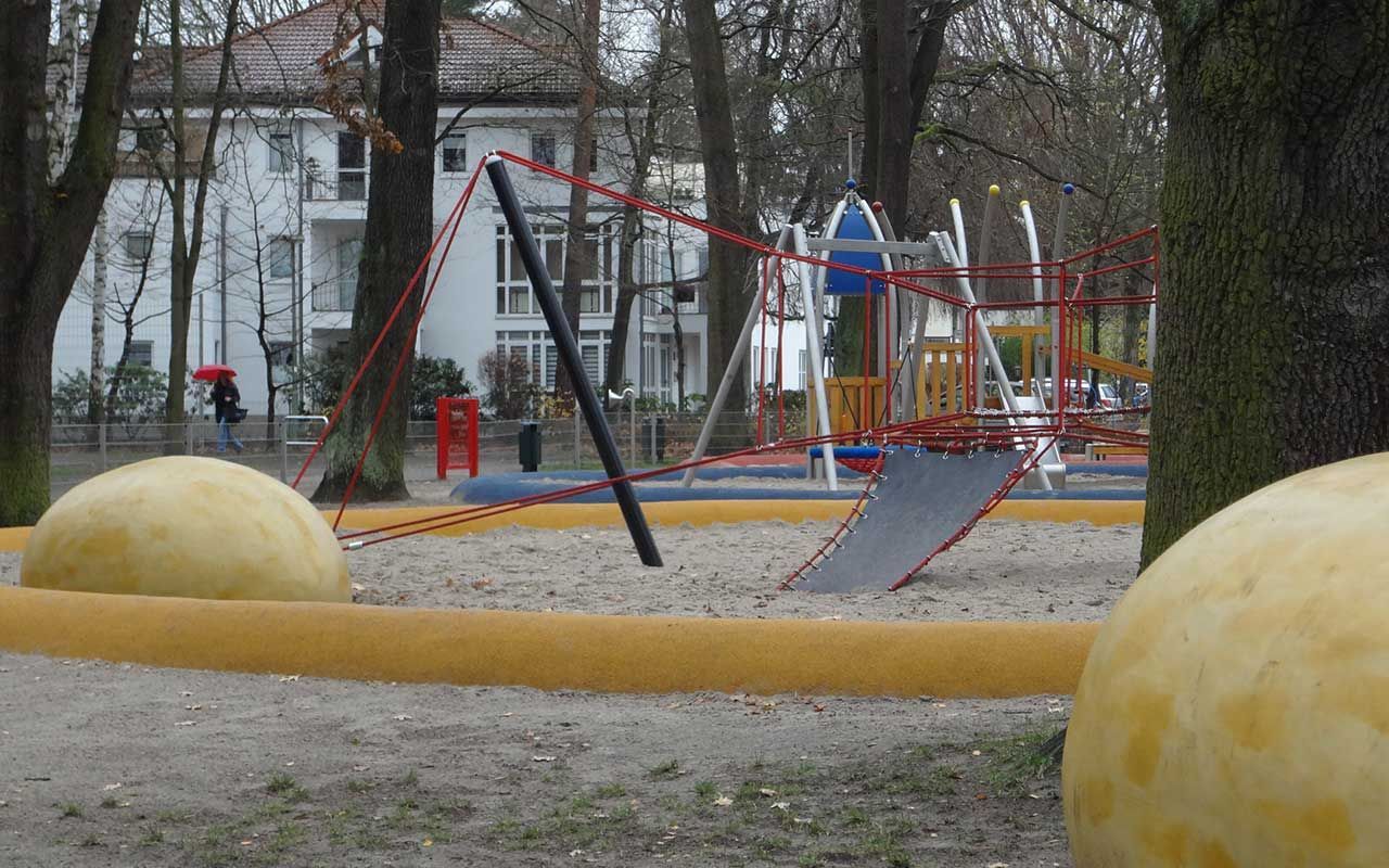 Neugestaltung Falkenplatz mit Spielanlage in Berlin-Konradshöhe