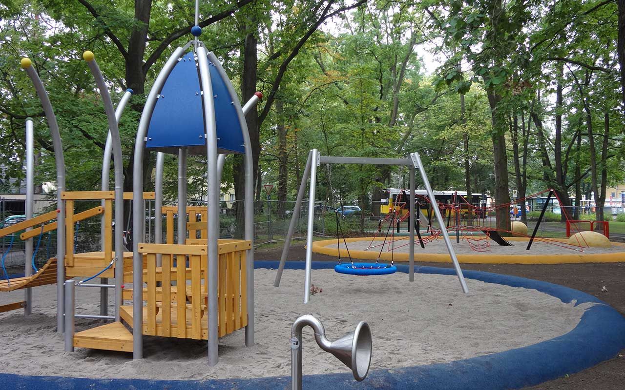 Neugestaltung Falkenplatz mit Spielanlage in Berlin-Konradshöhe