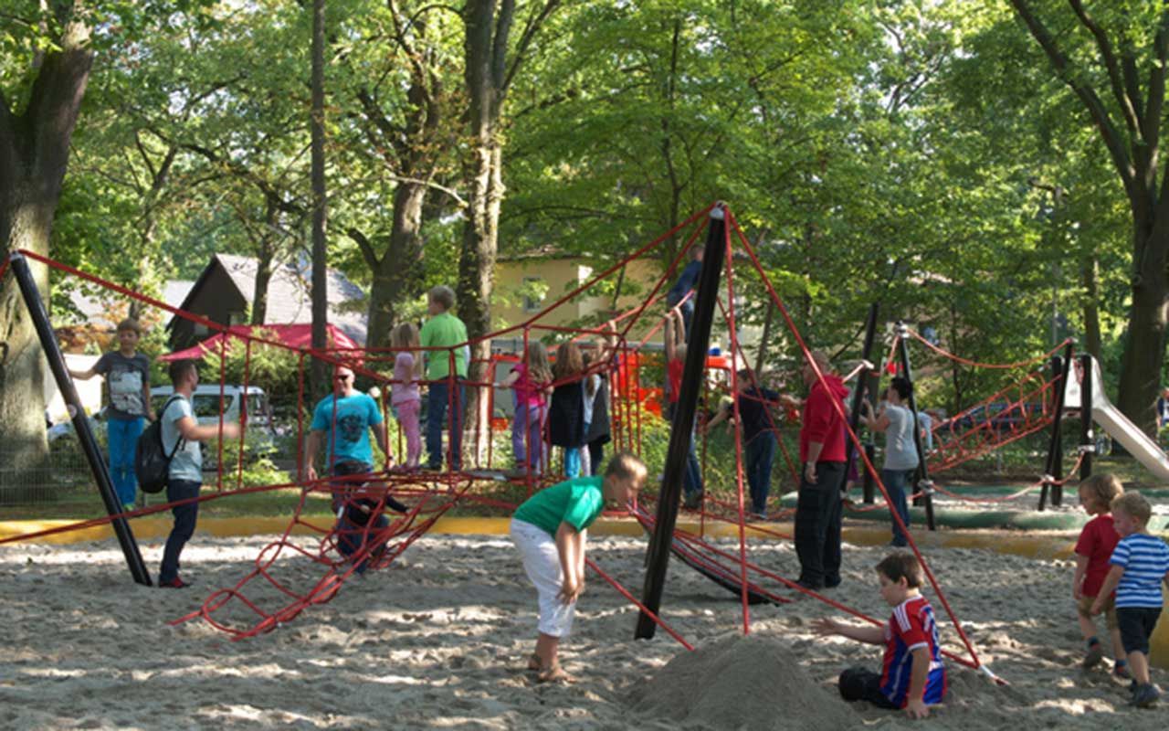 Neugestaltung Falkenplatz mit Spielanlage in Berlin-Konradshöhe