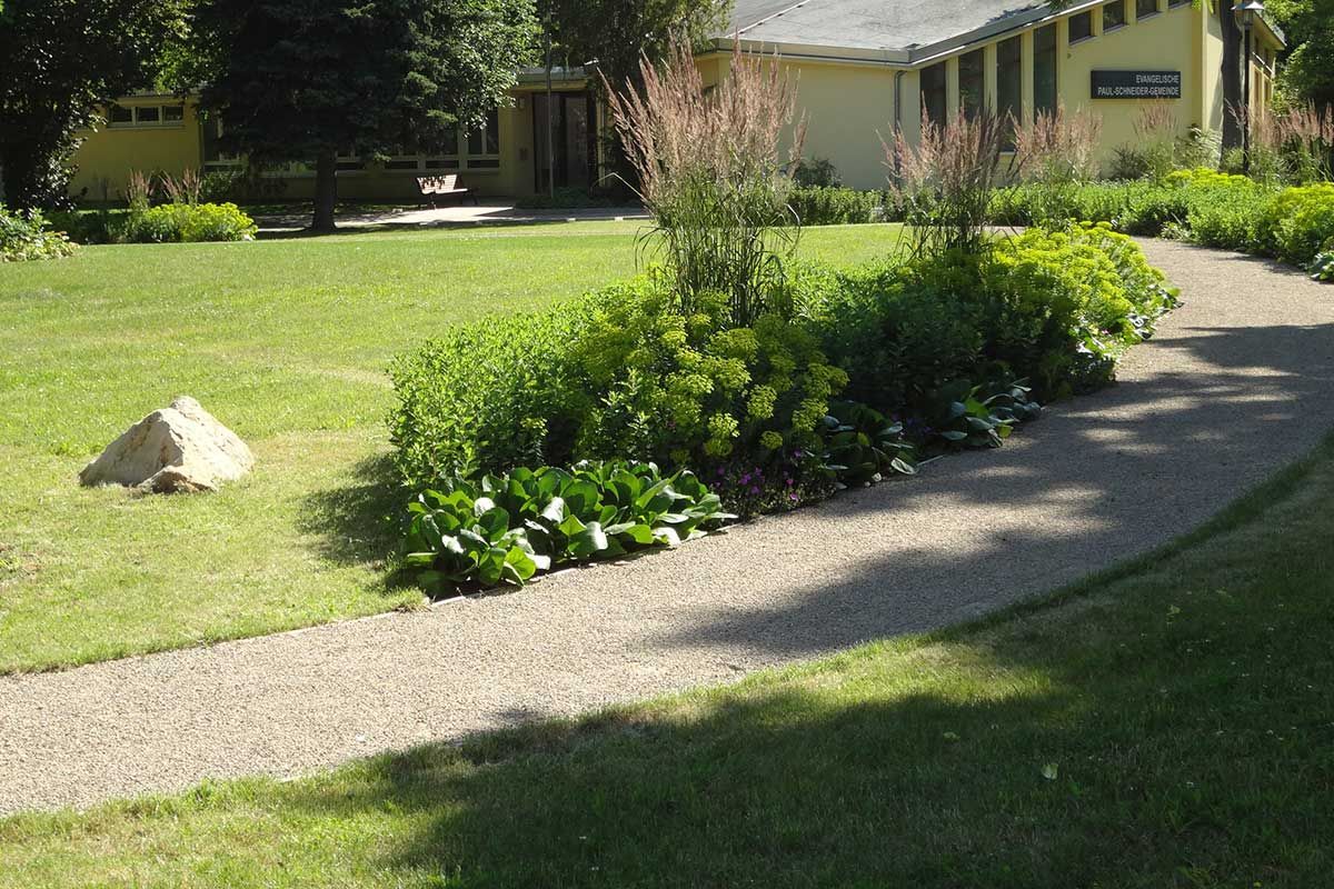 Außenanlagen der Evangelischen Paul-Schneider-Kirchengemeinde, Belßstraße 88 in Berlin-Lankwitz