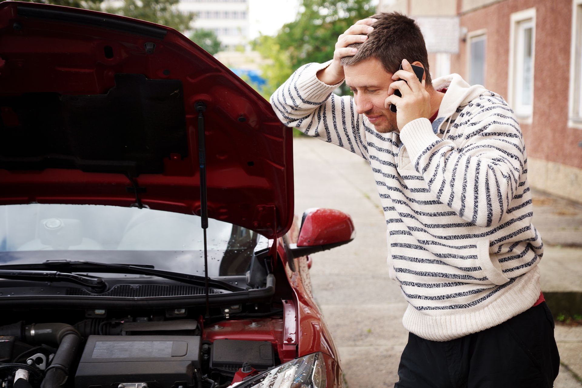 Homme en panne sur le bord de la route
