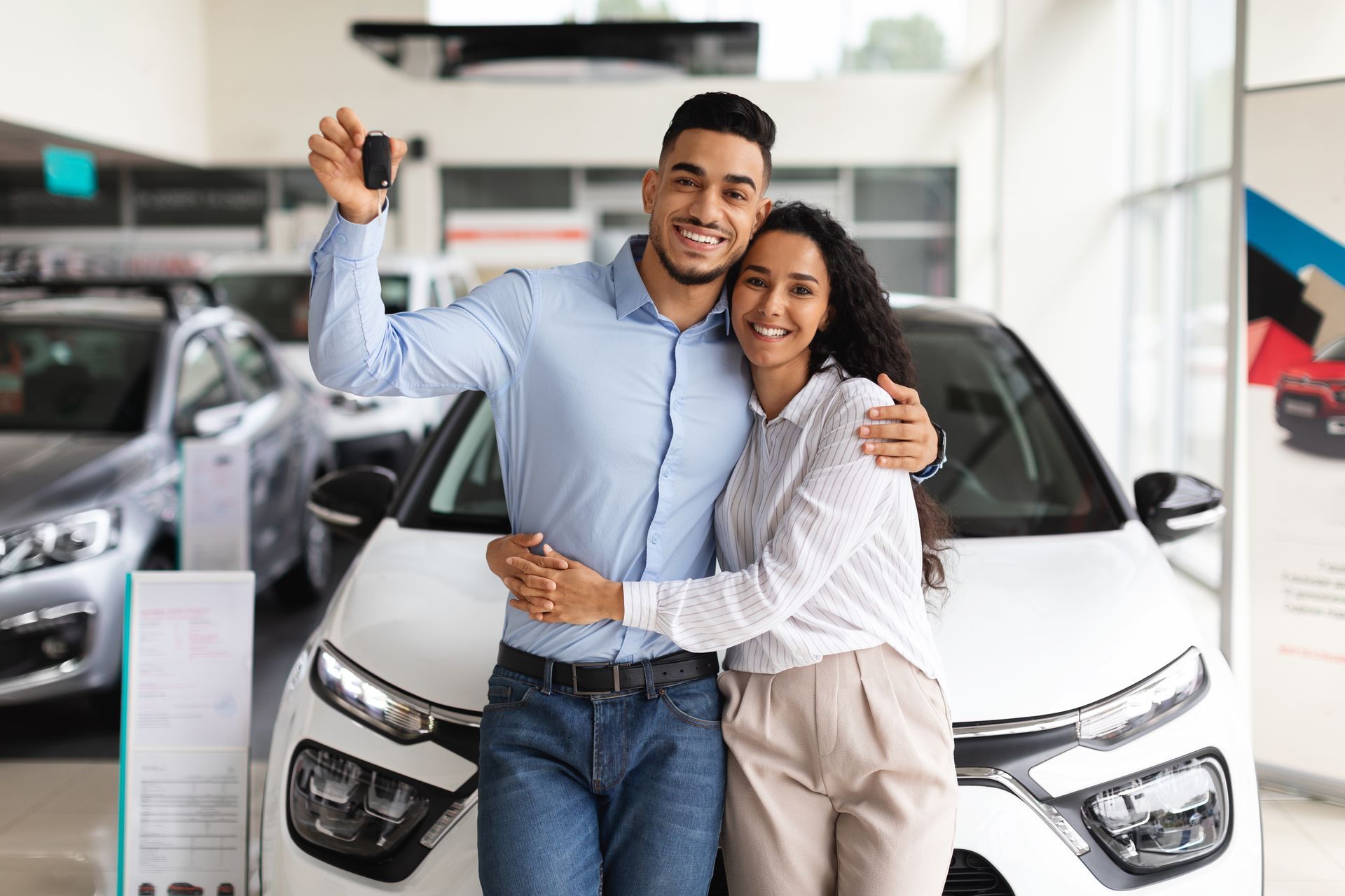 Couple heureux qui achète une voiture
