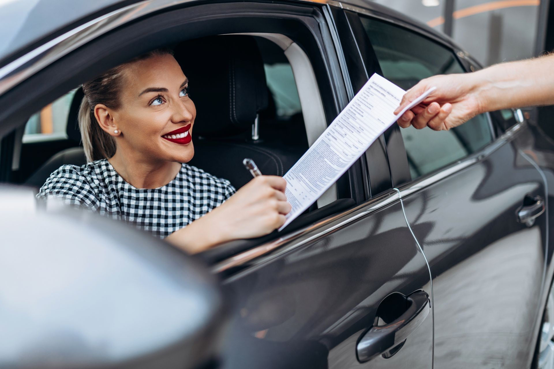 Femme heureuse qui vient d'acheter une voiture d'occasion