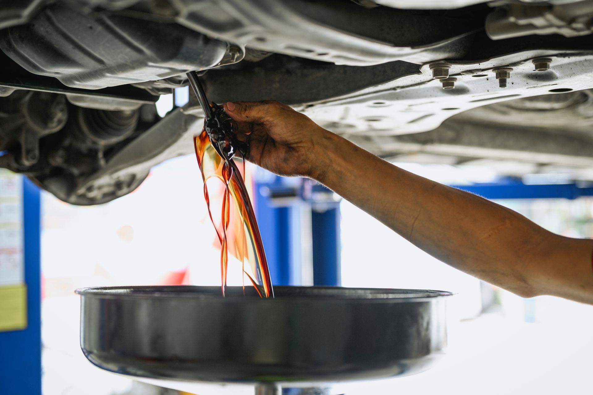 Huile qui coule d'un moteur lors d'une vidange
