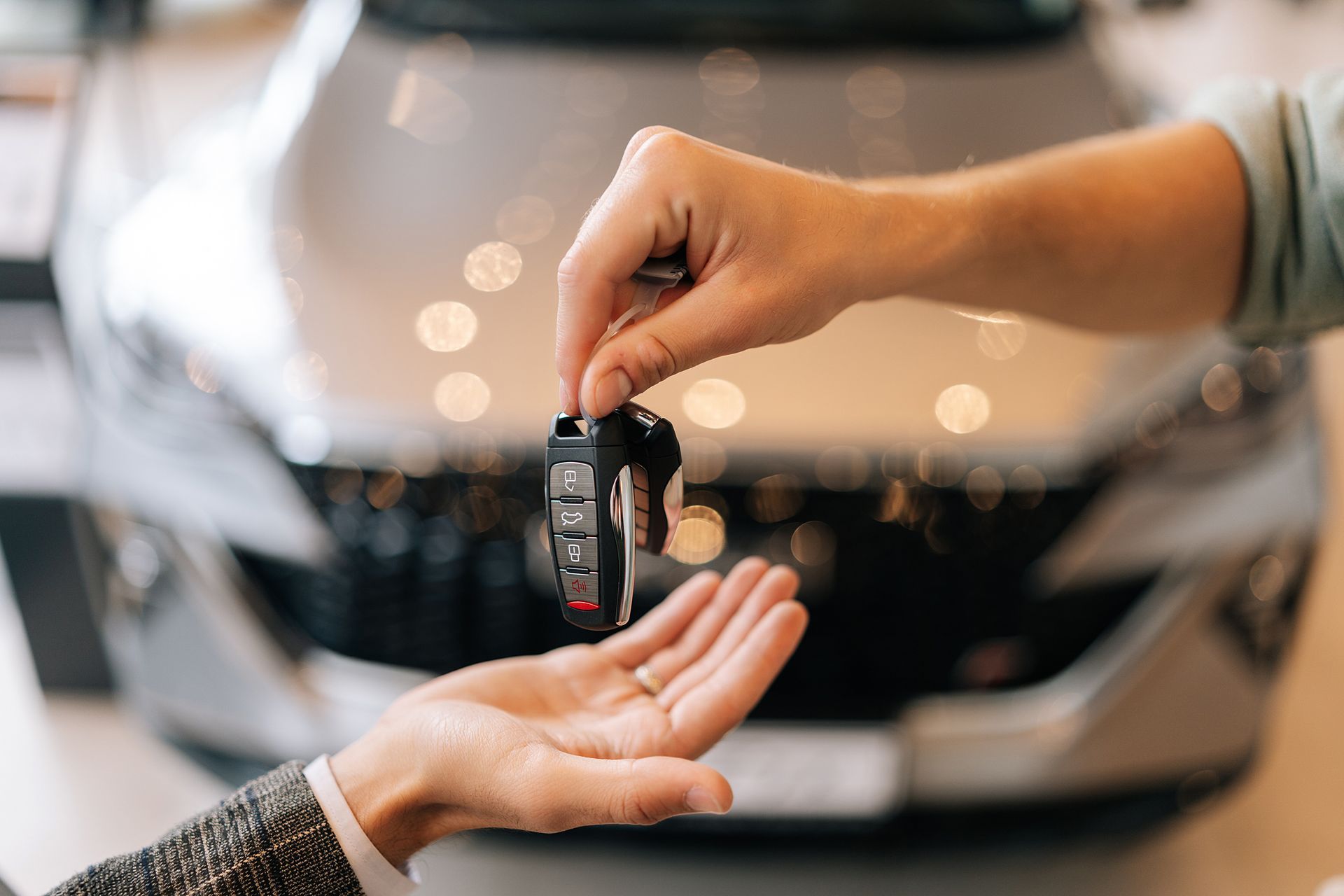 Clé de voiture qui passe de la main du vendeur à celle de l'acquéreur