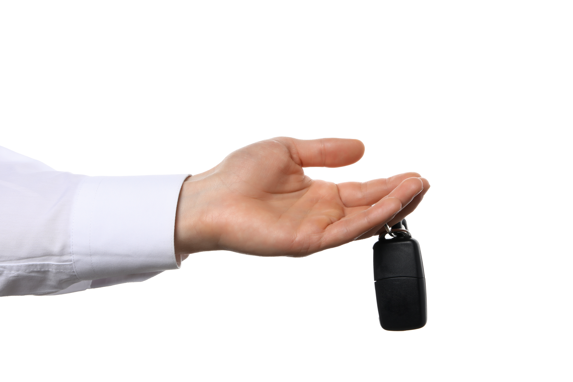 Bras tendu avec des clés de voiture dedans