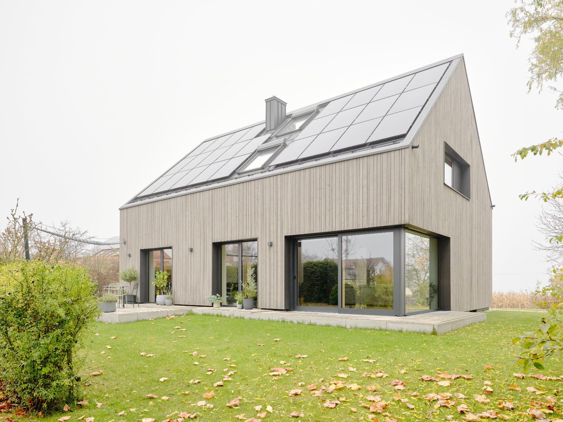 Einfamilienhaus mit neuer Dacheindeckung – Dacharbeiten fertiggestellt.