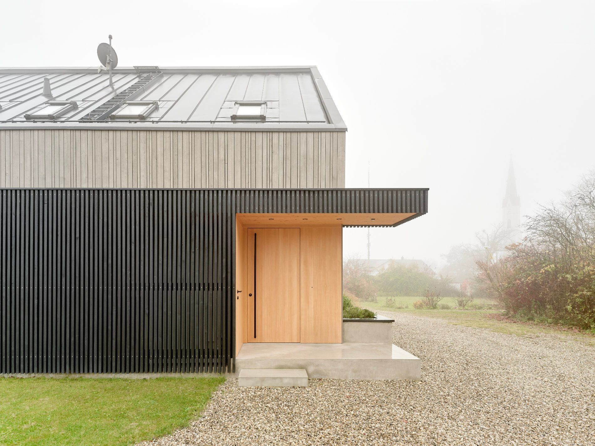 Einfamilienhaus mit neuer Dacheindeckung – Dacharbeiten fertiggestellt.
