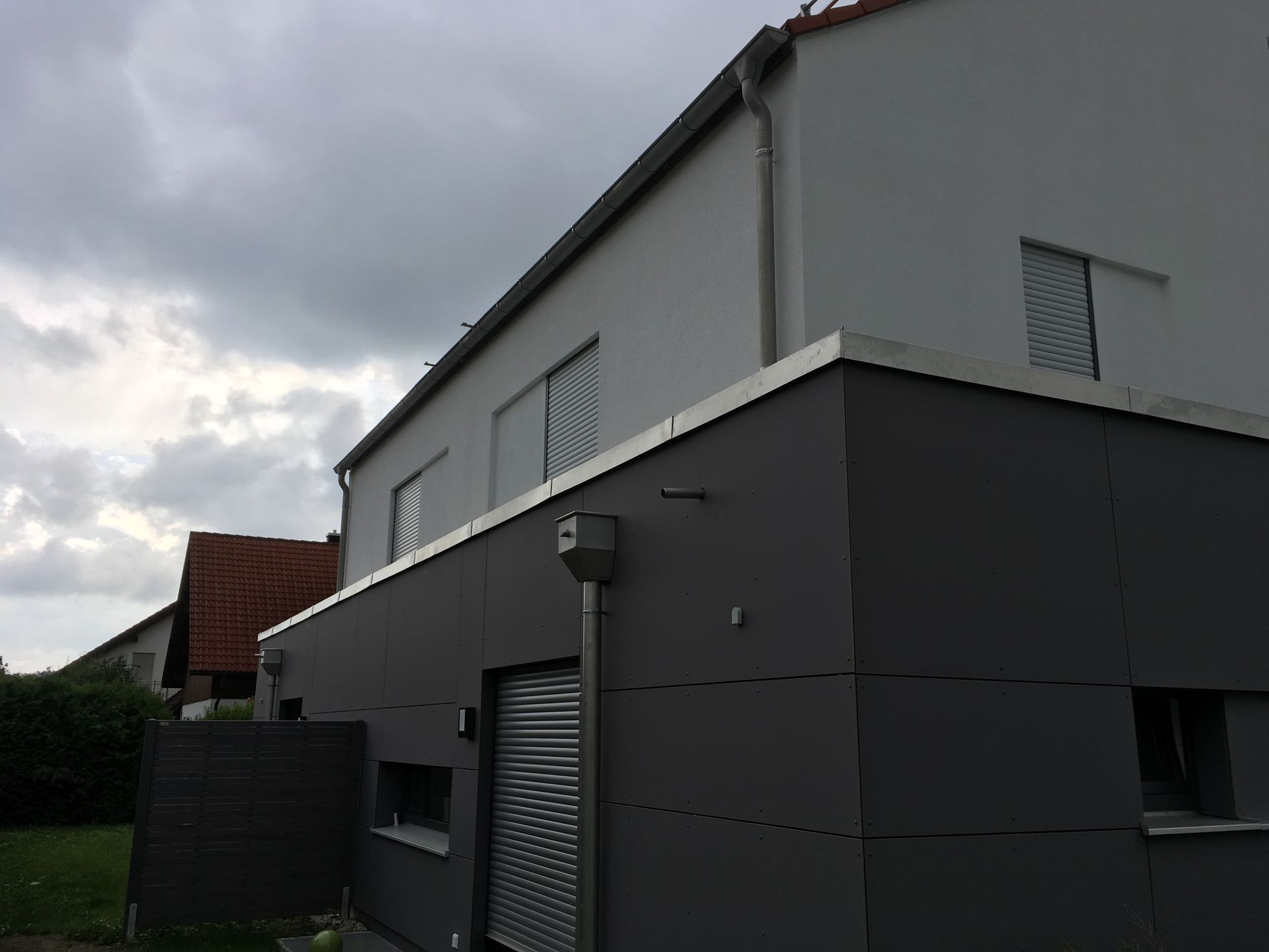 Flachdach mit dunkler Fassade – modernes Dachdesign.