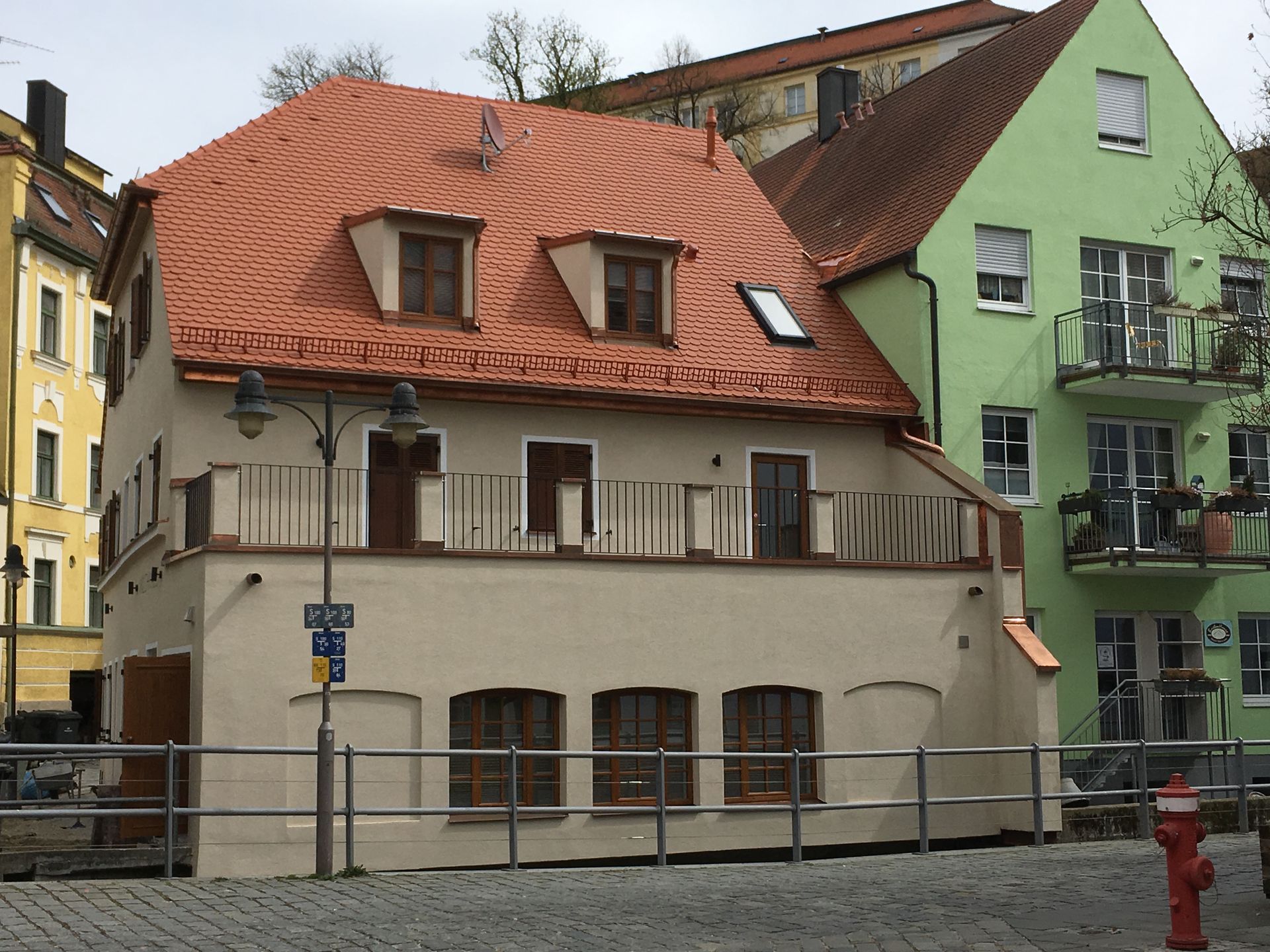 Haus mit rotem Dach – vollständige Dachsanierung.