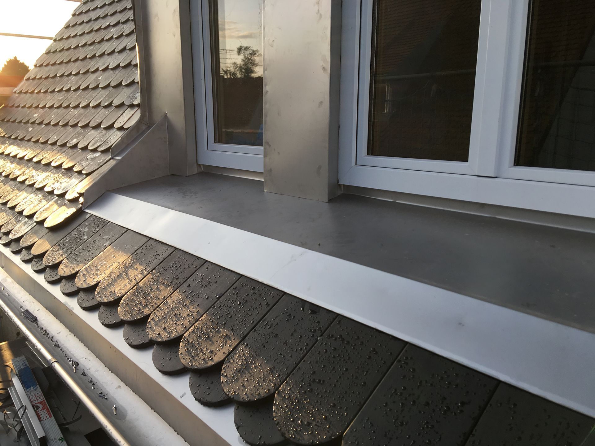 Fensteranschluss mit Zinkblech – saubere Dachabdichtung.