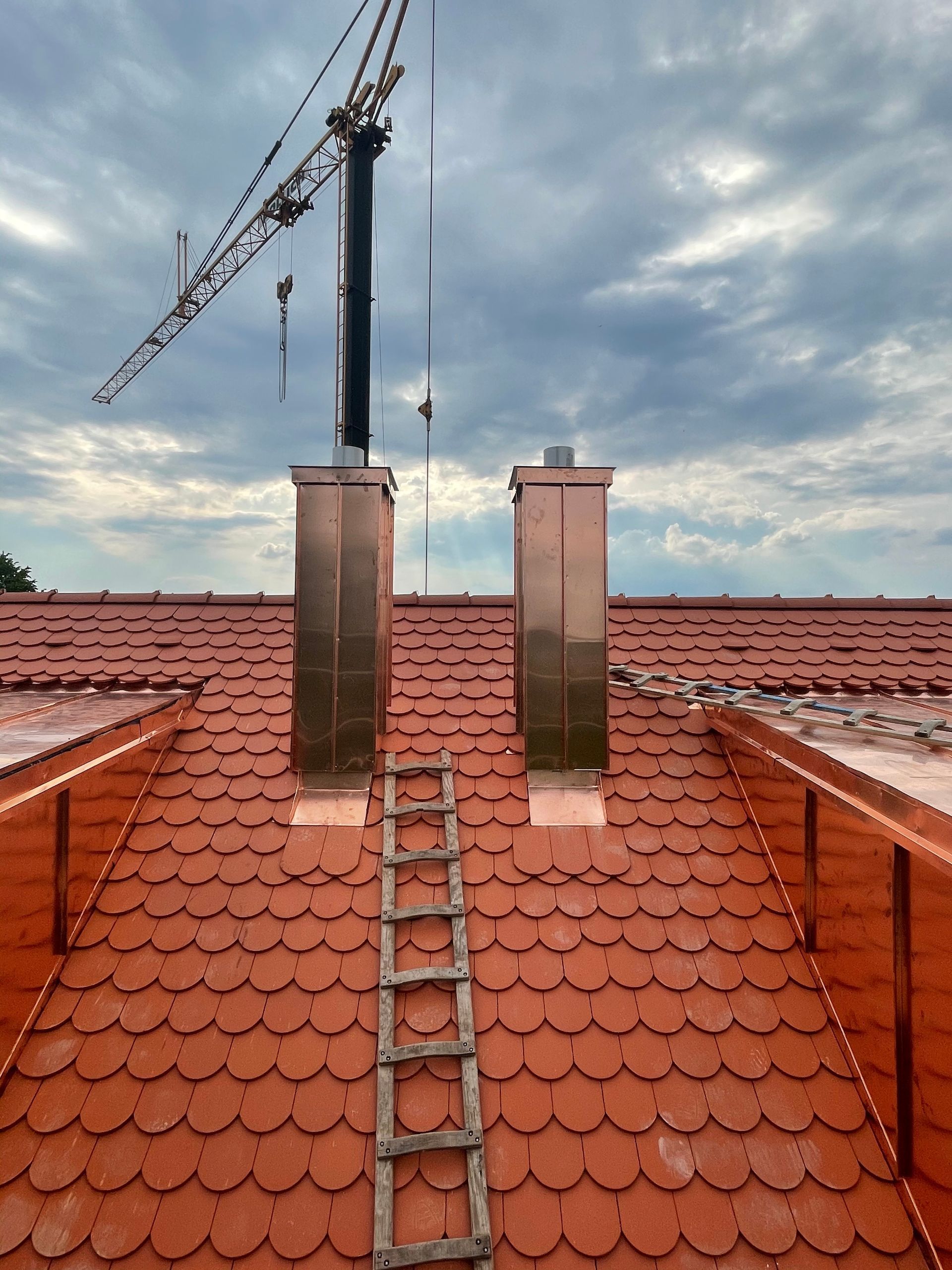 Ziegeldach mit Edelstahlkamin – moderne Dachtechnik.