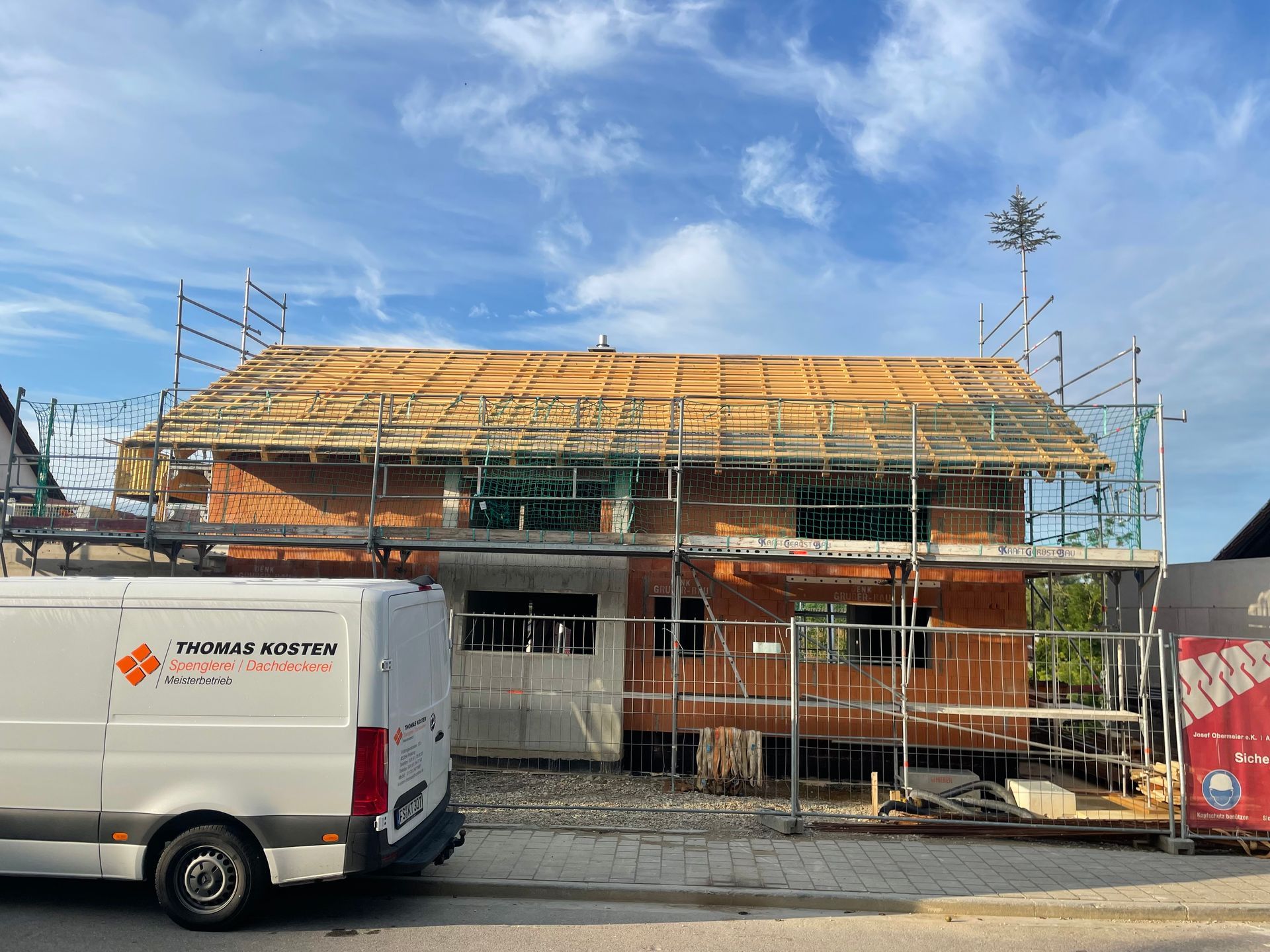 Dachsanierung mit Gerüst – Neubau in Arbeit.