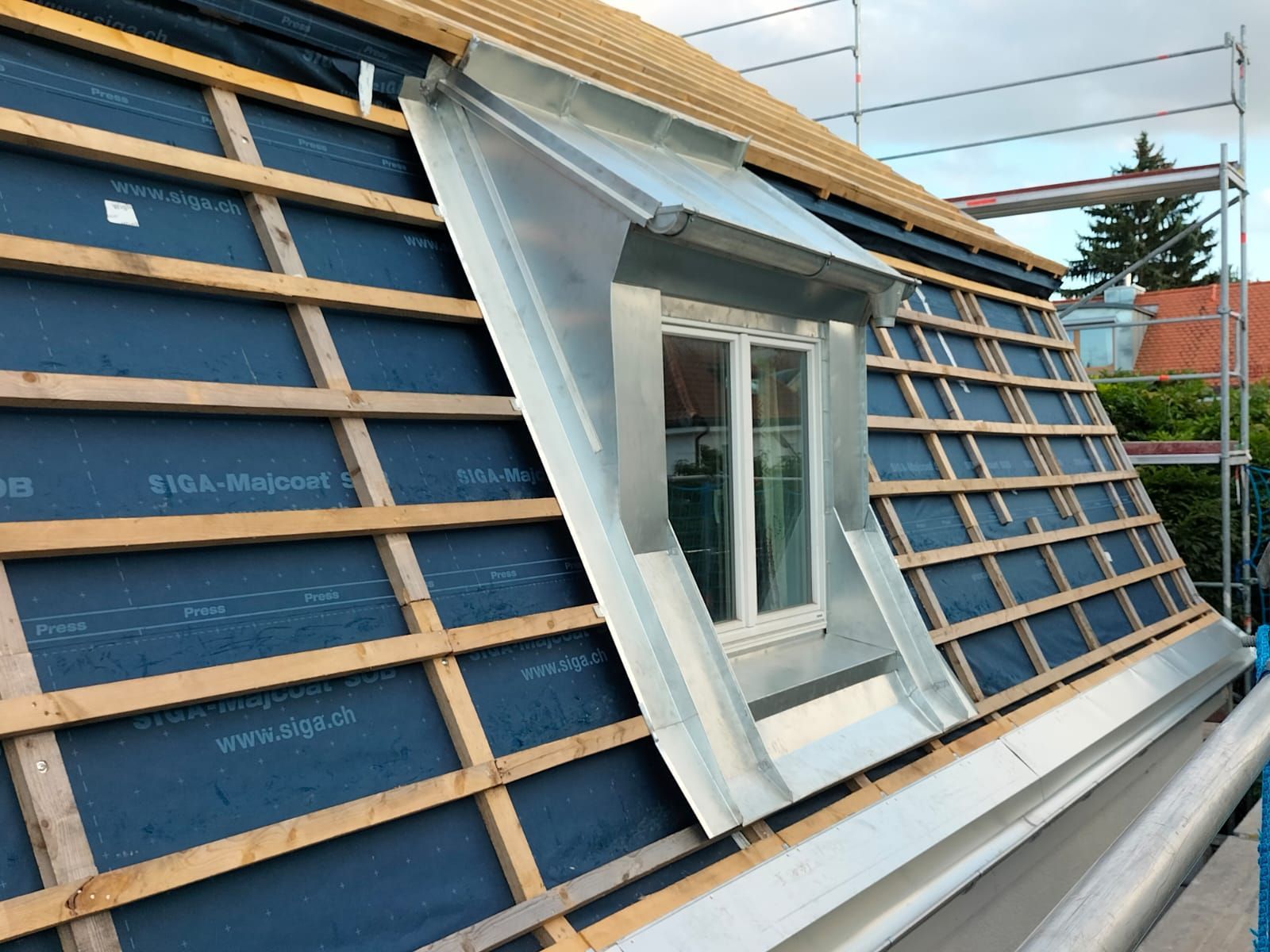 Dachgaube im Aufbau – neue Dacheindeckung.
