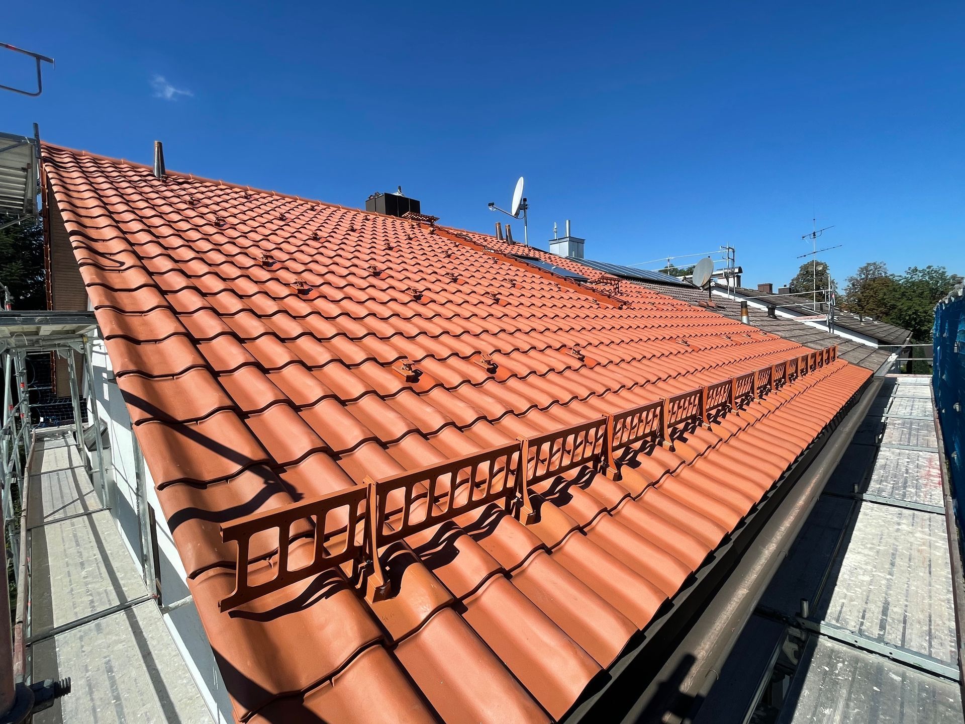 Ziegeldach mit Geländer – traditionelle Dachdeckung.