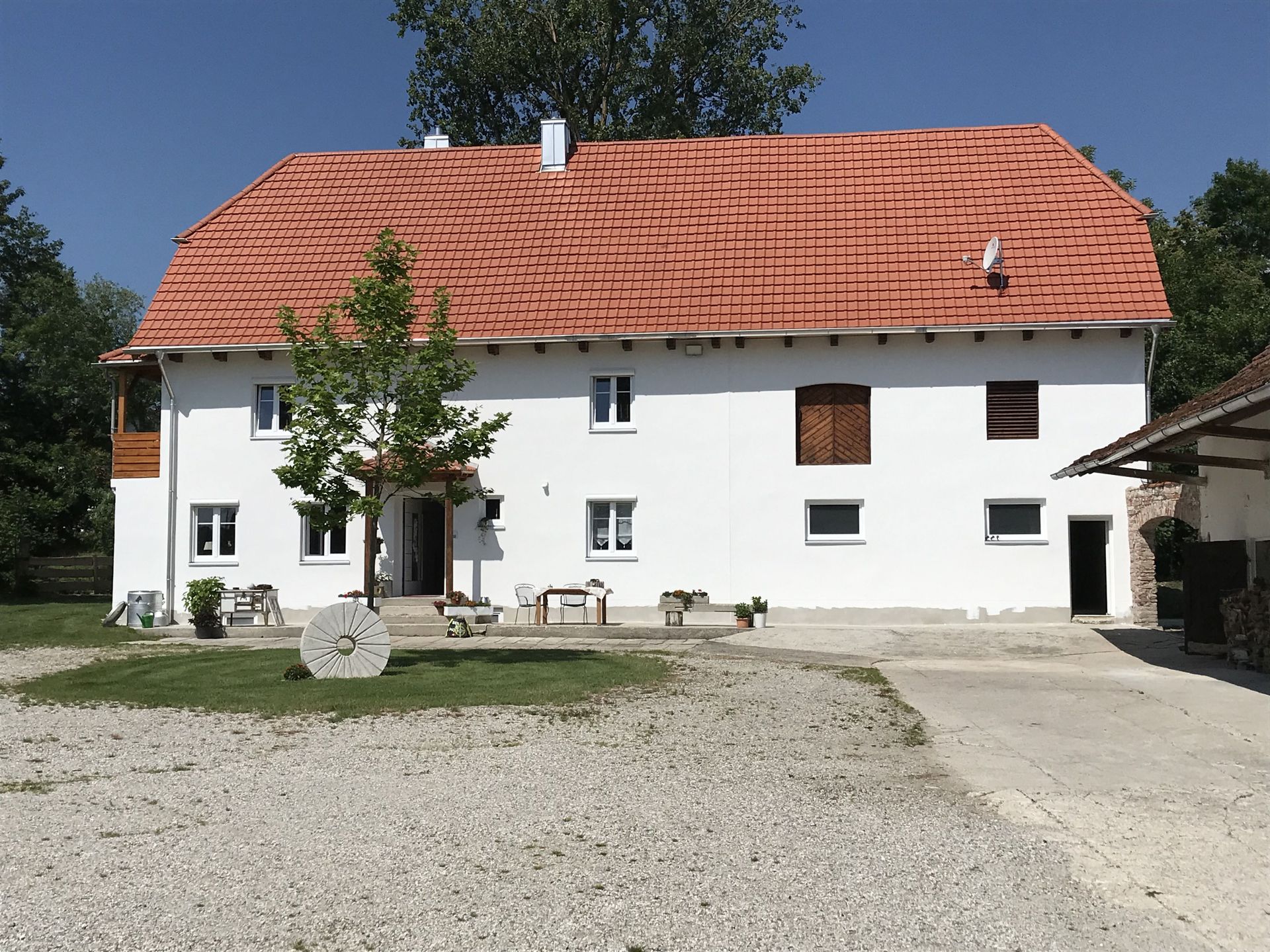 Mehrfamilienhaus mit neuer Dacheindeckung – Dacharbeiten fertiggestellt.