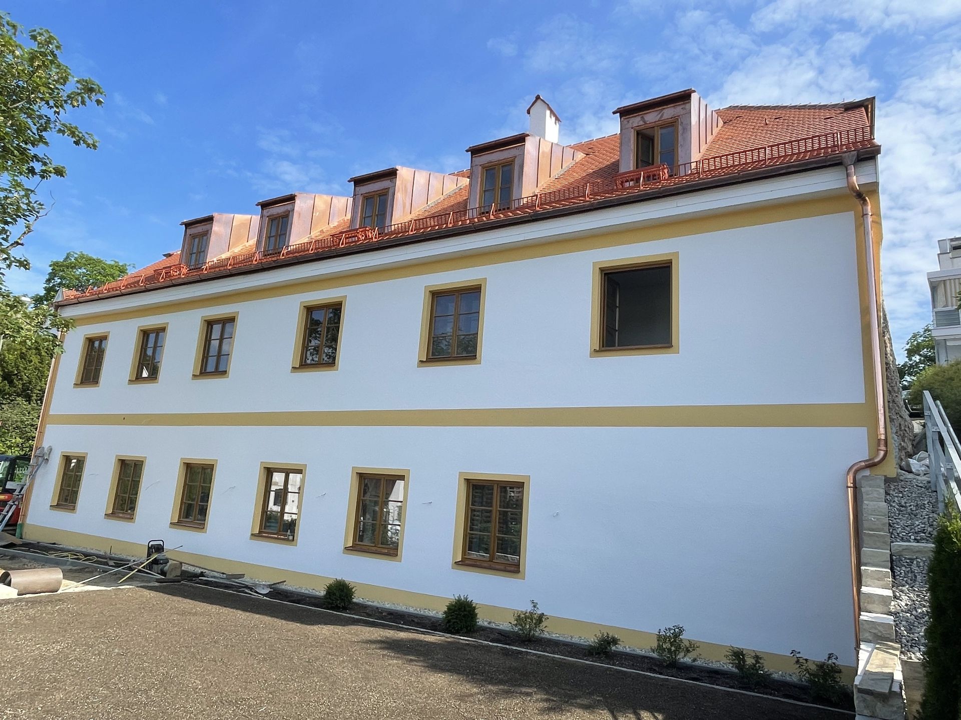 Außenansicht eines weißen Hauses