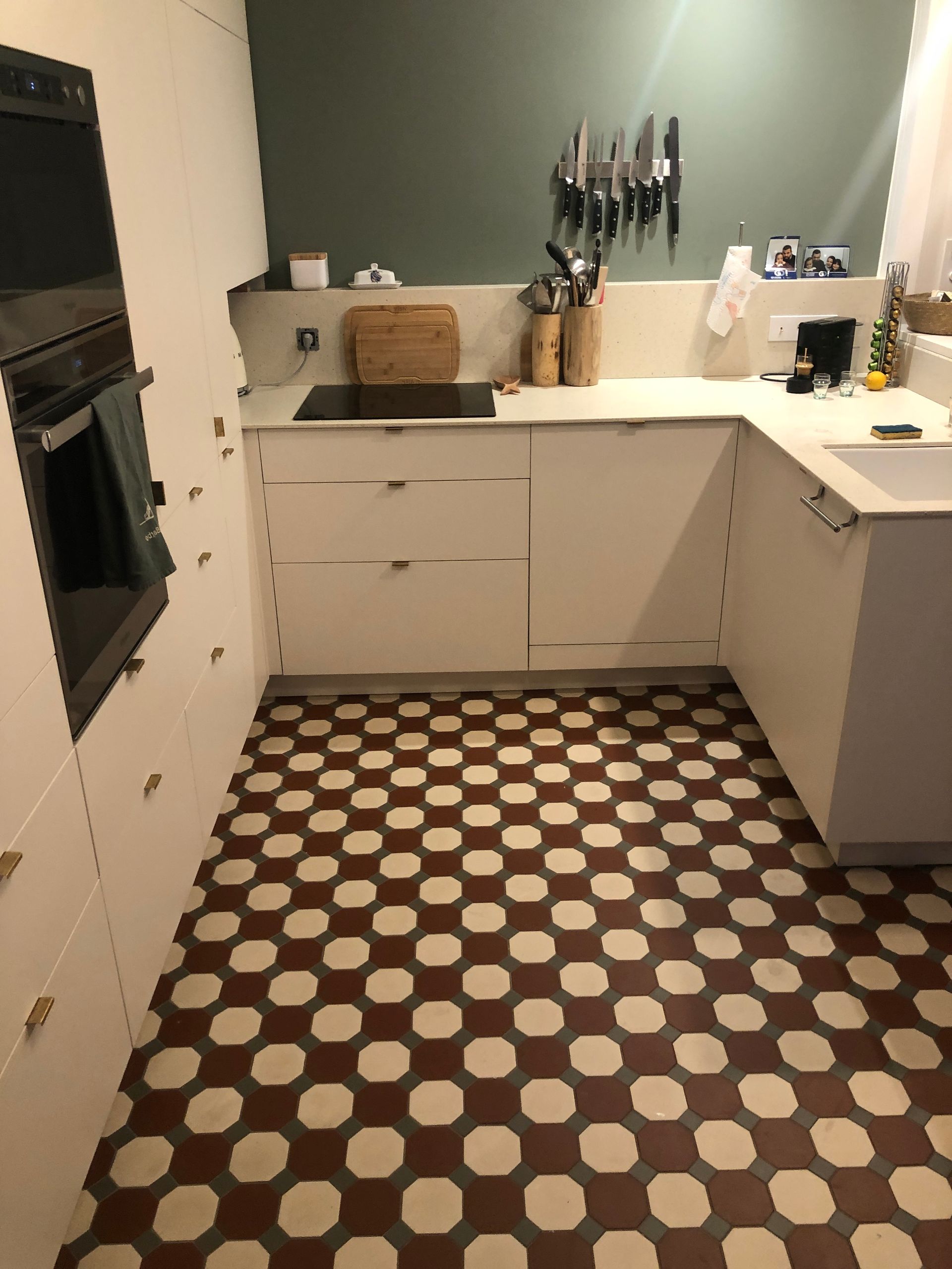 Pose de carrelage à motif sur le sol d'une cuisine